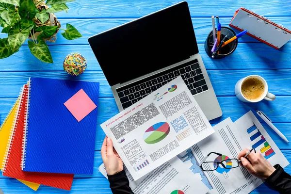 What is the role of advertising in marketing examples